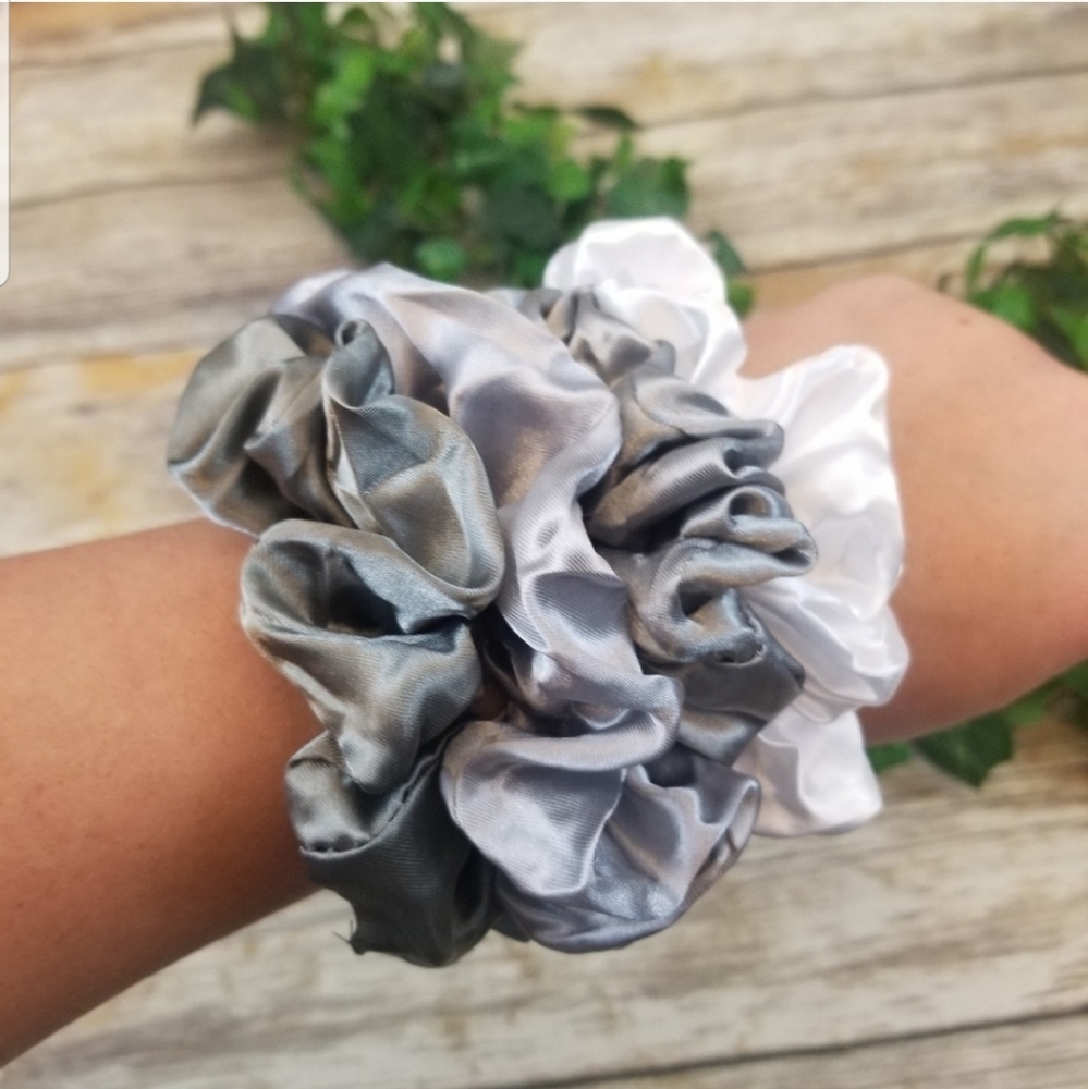Brandy Melville Photo + 4pc Velvet Satin Scrunchie - Picture 3 of 5